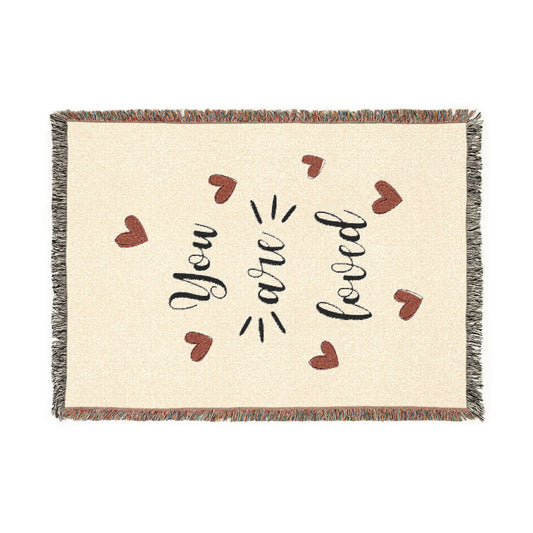 Couverture Tissée « You Are Loved » — Couverture Décorative Confortable avec Accents Cœur